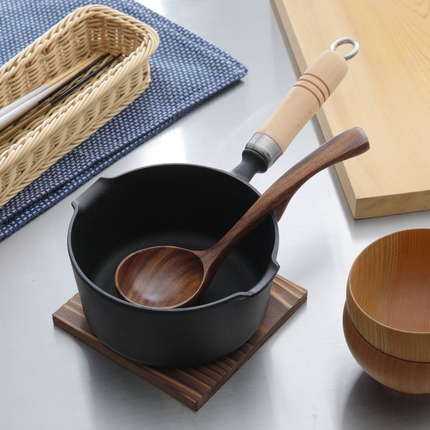 南部鉄器 まいにち鉄分摂取鍋 岩鋳 片手小鍋 16cm 敷板セット/敷板＋木蓋セット - フライパン専門店 鐵兎堂-TETTODO-